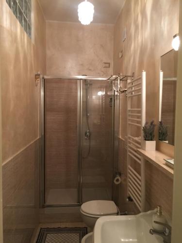 ミラノにあるセントラル ステーションのバスルーム(シャワー、トイレ、シンク付)