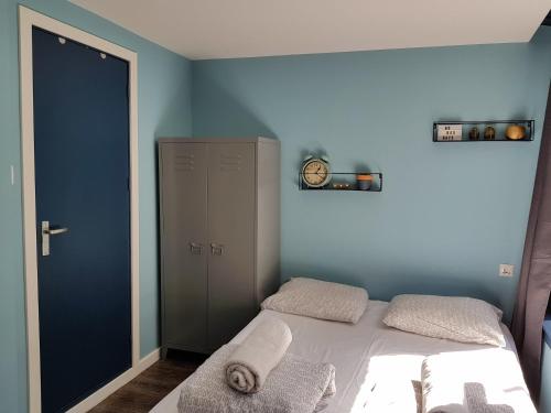a bedroom with a blue wall and a blue bed at Urban Vibes Guesthouse in Amsterdam