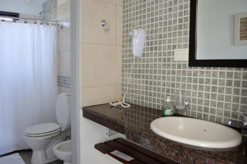 a bathroom with a sink and a toilet at Rio y Piedras in Colón