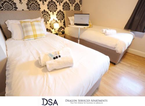 um quarto de hotel com duas camas com toalhas em Birmingham City Centre Premier Apartment em Birmingham
