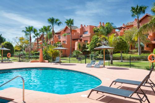 Sunny 2Bed Resort Style Apartment New Golden Mile Estepona FREE PARKING WIFI & AIRCON