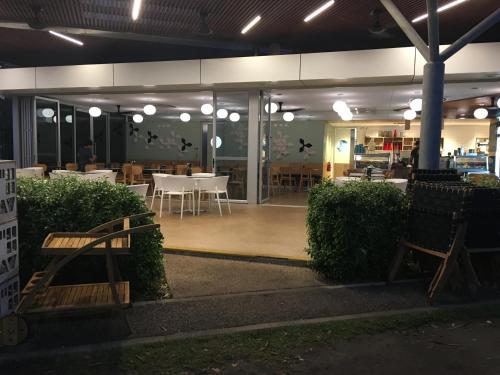 Restoran atau tempat lain untuk makan di Nightcliff Foreshore Getaway - McKay Gardens