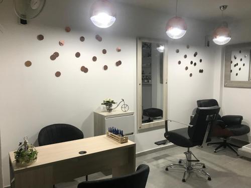 an office with a desk and chairs and a mirror at Hotel Anapoima in Anapoima