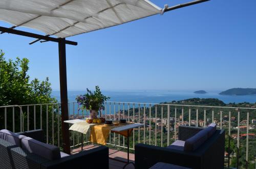 eine Terrasse mit einem Tisch und Stühlen auf dem Balkon in der Unterkunft LA CASTELLANA Una Finestra sul Mare- Air Conditioned in Lerici