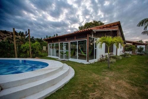 una casa con piscina en un patio en Indigo Palomino, en Palomino