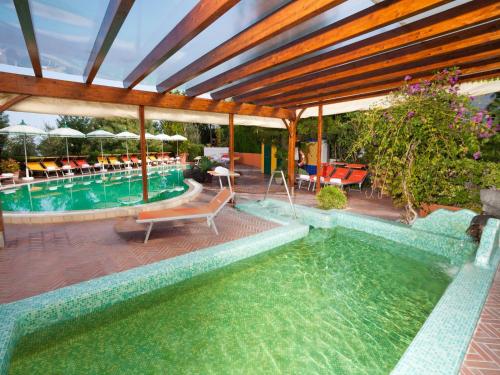 Resort Terme La Pergolaの敷地内または近くにあるプール