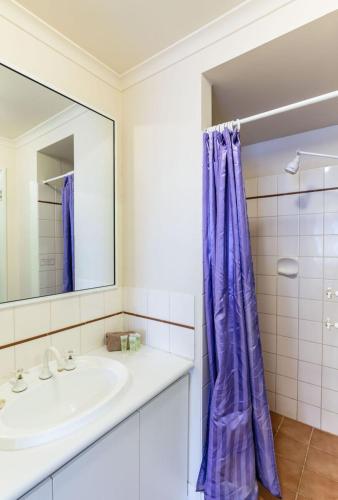 Koupelna v ubytování Granita's - 2 bedroom converted South Fremantle warehouse apartment