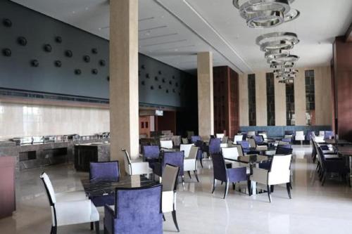 Restaurant ou autre lieu de restauration dans l'établissement Kiranshree Grand