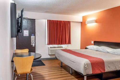 Habitación de hotel con cama y mesa en Motel 6-Fort Nelson, BC en Fort Nelson