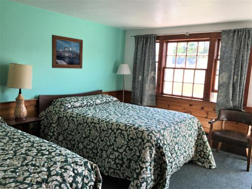 Posteľ alebo postele v izbe v ubytovaní Bass River Motel