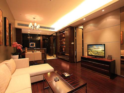 uma sala de estar com um sofá branco e uma televisão em HeeFun Apartment GZ -Poly World Trading Center-walking distance to Canton Fair em Guangzhou