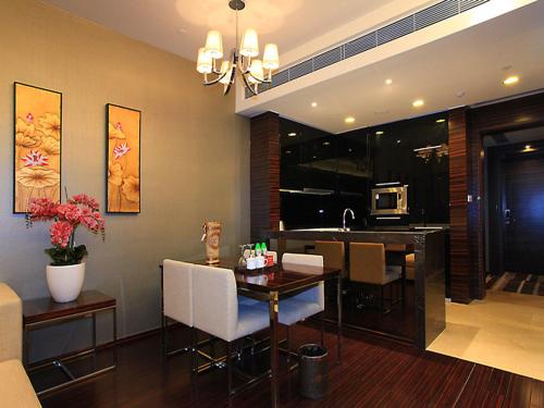 comedor y cocina con mesa y sillas en HeeFun Apartment GZ -Poly World Trading Center-walking distance to Canton Fair, en Guangzhou