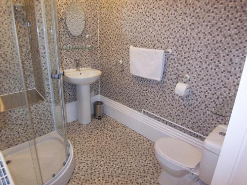ブリドリントンにあるThe Holliesのバスルーム(洗面台、トイレ、シャワー付)