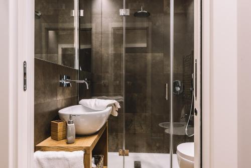 ein Bad mit einem Waschbecken und einer Dusche in der Unterkunft Four Elements Apartments in Catania