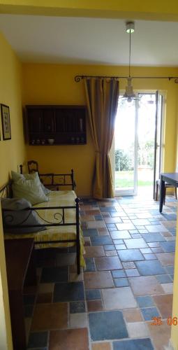 une chambre avec un lit et une grande fenêtre dans l'établissement BED & BLU, à Savone