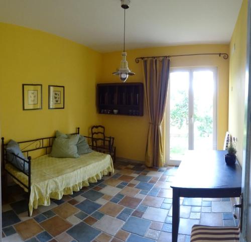 Schlafzimmer mit einem Bett, einem Tisch und einem Fenster in der Unterkunft BED & BLU in Savona