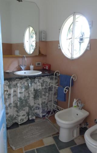 une salle de bains avec lavabo et toilettes dans l'établissement BED & BLU, à Savone