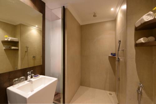 La salle de bains est pourvue d'un lavabo et d'une douche. dans l'établissement Rio Boutique, à Candolim