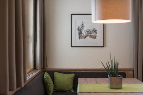 a table with a potted plant and a lamp at Apart Daniela in Fiss