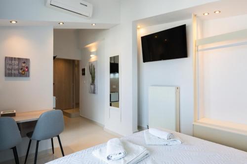 TV a/nebo společenská místnost v ubytování Rethymno Hills Apartments