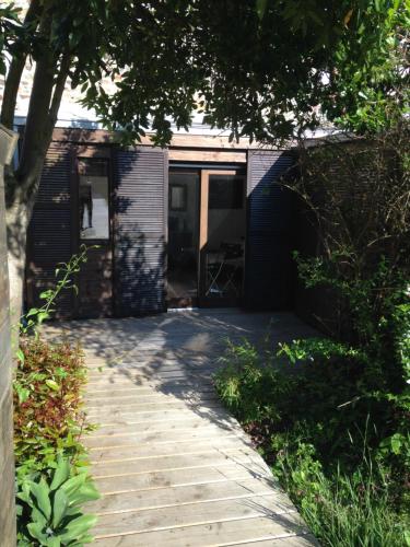 une passerelle menant à un bâtiment avec porte dans l'établissement 5 rue de la Corderie, à Granville