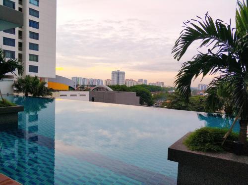 een zwembad op het dak van een gebouw bij Ais-Kacang Sweet Home Pinnacle Tower in Johor Bahru