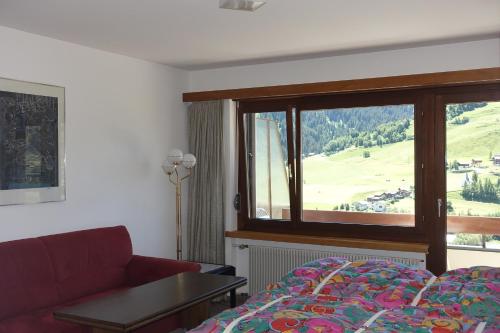 セドルンにあるCasa La Foppa 28のベッドルーム1室(ベッド1台、景色を望む窓付)