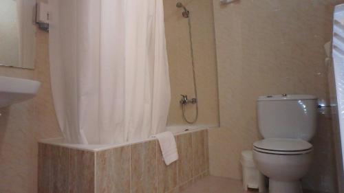 y baño con ducha, aseo y lavamanos. en Xalet Besolí, en Arinsal