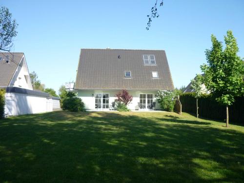 a large white house with a large yard at Fewo Wiesenblick_MEYH in Ostseebad Karlshagen