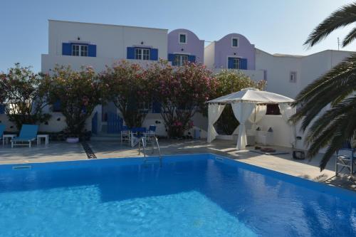 a swimming pool in front of a building at Melina Hotel in Fira