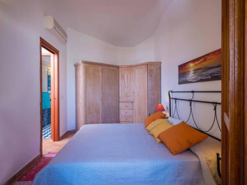 una camera con letto e armadio in legno di La Casa sul Mare a Olbia