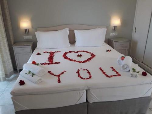 Una cama o camas en una habitación de Maria Plomari Apartments