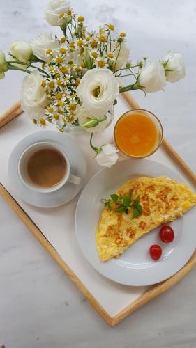 a plate with a slice of pizza and a cup of coffee at Guesthouse Niriides in Spetses