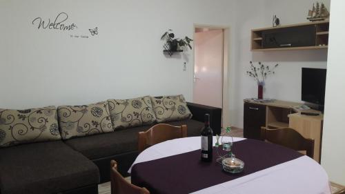 Ein Sitzbereich in der Unterkunft Apartments Kaić 1045