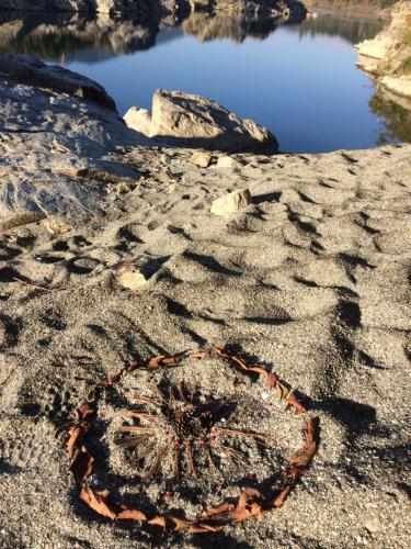 a shell in the sand next to a body of water at 美濃田の淵キャンプ村 in Higashimiyoshi