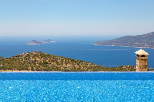 Una gran piscina con vista al mar. en Villa La Mer, en Kalkan