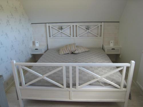 FegenにあるStixered Fegenのベッドルーム1室(白いベッド1台、ナイトスタンド2台付)