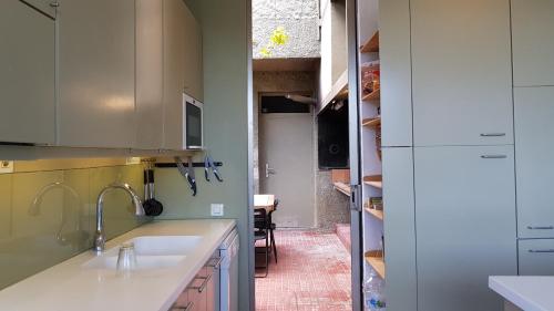 シッチェスにあるCasa Sol, Villa Incomparable, Sitges, Barcelonaのキッチン(シンク、冷蔵庫付)