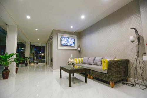 Et tv og/eller underholdning på Hua Hin White Villa Hotel - SHA Certified