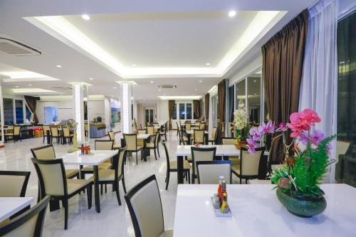 En restaurant eller et andet spisested på Hua Hin White Villa Hotel - SHA Certified