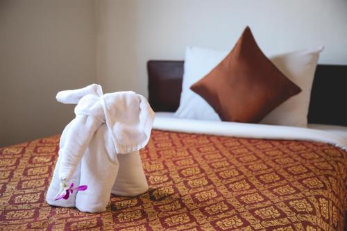 En eller flere senge i et værelse på Hua Hin White Villa Hotel - SHA Certified