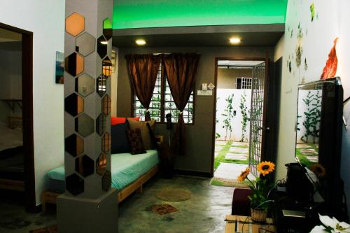 een woonkamer met een bank in een kamer bij The Retreat Homestay in Tanjung Malim