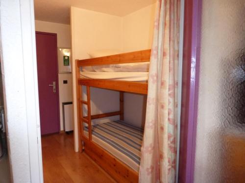 Pokój z 2 łóżkami piętrowymi w pokoju w obiekcie JAUSIERS VILLAGE G 2 w mieście Jausiers