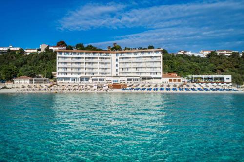 Photo de la galerie de l'établissement Ammon Zeus Luxury Beach Hotel, à Kallithéa Halkidikis
