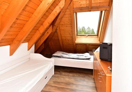 una habitación con una cama y una ventana en Black Forest Bollenhut Deluxe, en Lenzkirch
