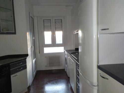 uma cozinha com um frigorífico e uma janela. em Apartamento céntrico em Vitoria-Gasteiz