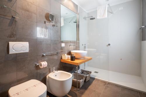 a bathroom with a sink and a toilet and a shower at Cà degli Archi 2 in Venice