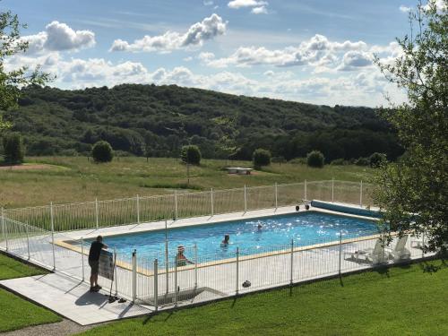 Bazén v ubytování Gîte Fénil Dans Le Lot Avec Vue Panoramique nebo v jeho okolí
