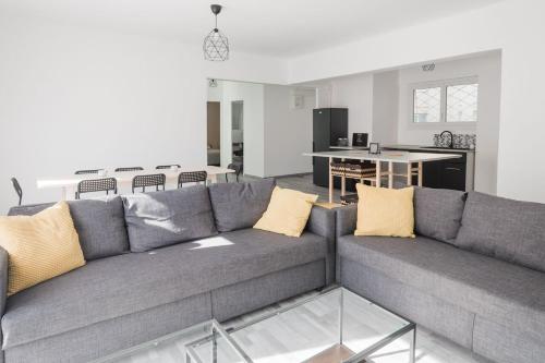 a living room with a couch and a kitchen at Grand appartement lumineux Toulon Centre Ville in Toulon