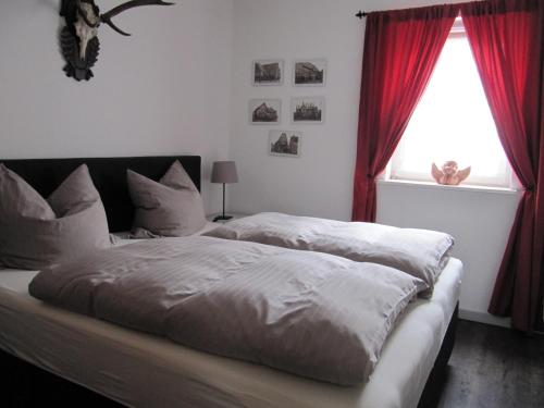 Säng eller sängar i ett rum på Piepmäker Stübchen